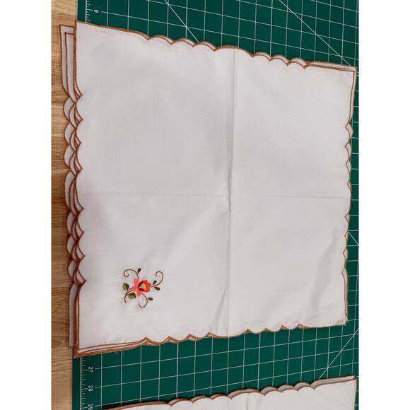 Vintage Scalloped Embroidered Napkins Set of 8 French Country Grandmillennial - Picture 7 of 12